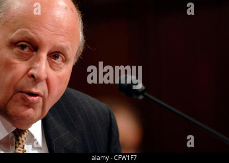 Jan 30, 2007 - Washington, DC, Stati Uniti d'America - Direttore della National Intelligence JOHN NEGROPONTE viene visualizzato prima il Senato Comitato delle Relazioni estere per la sua nomina di audizione per essere il vice Segretario di Stato. Foto Stock