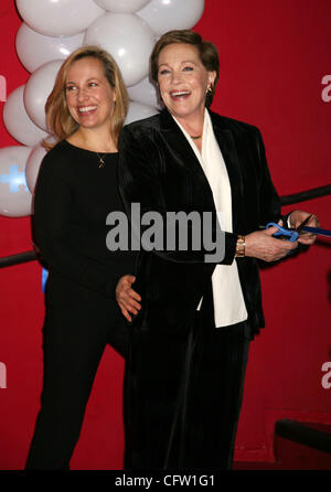 Jan 30, 2007; New York, NY, STATI UNITI D'AMERICA; attrice Julie Andrews (R) e sua figlia EMMA WALTON HAMILTON (L) kick off "Kids' notte su Broadway' con una cerimonia del taglio del nastro e libro firma tenutosi presso il Museo di Madame Tussauds a Times Square. Credito: Foto di Nancy Kaszerman/ZUMA premere. (©) Copyright 2007 da n. Foto Stock