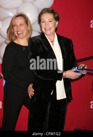 Jan 30, 2007; New York, NY, STATI UNITI D'AMERICA; attrice Julie Andrews (R) e sua figlia EMMA WALTON HAMILTON (L) kick off "Kids' notte su Broadway' con una cerimonia del taglio del nastro e libro firma tenutosi presso il Museo di Madame Tussauds a Times Square. Credito: Foto di Nancy Kaszerman/ZUMA premere. (©) Copyright 2007 da n. Foto Stock