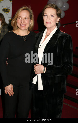 Jan 30, 2007; New York, NY, STATI UNITI D'AMERICA; attrice Julie Andrews (R) e sua figlia EMMA WALTON HAMILTON (L) kick off "Kids' notte su Broadway' con una cerimonia del taglio del nastro e libro firma tenutosi presso il Museo di Madame Tussauds a Times Square. Credito: Foto di Nancy Kaszerman/ZUMA premere. (©) Copyright 2007 da n. Foto Stock