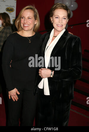 Jan 30, 2007; New York, NY, STATI UNITI D'AMERICA; attrice Julie Andrews (R) e sua figlia EMMA WALTON HAMILTON (L) kick off "Kids' notte su Broadway' con una cerimonia del taglio del nastro e libro firma tenutosi presso il Museo di Madame Tussauds a Times Square. Credito: Foto di Nancy Kaszerman/ZUMA premere. (©) Copyright 2007 da n. Foto Stock