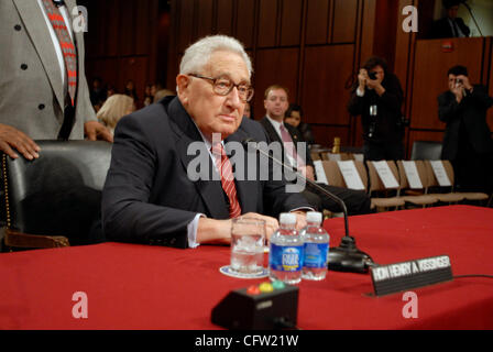 Jan 31, 2007 - Washington, DC, Stati Uniti d'America - ex segretario di Stato il dottor Henry Kissinger si prepara per una audizione dinanzi al senato Comitato delle Relazioni Estere circa le sue opinioni sulla guerra in Iraq politica. Foto Stock