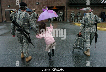 FORT BENNING, GA - febbraio 1: Nicole Waugh, 6, mantiene la sua mano del padre come Chief Warrant Officer Joel Waugh altri membri dell'U.S. Dell'esercito manutenzione 598th azienda ha distribuito in Iraq da Fort Benning, Georgia giovedì 1 febbraio 2007. (Foto di Erik S. Lesser/per il New York Times) Foto Stock