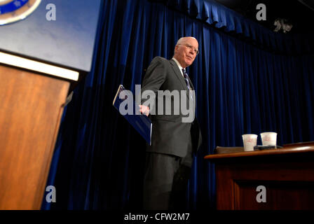 Feb 01, 2007 - Washington, DC, Stati Uniti d'America - Potere Giudiziario del senato il presidente del comitato PATRICK LEAHY (D-VT) discute il suo incontro con il Dipartimento di giustizia circa la Maher Arar caso. Arar è una cittadina canadese che è stato arrestato e inviato alla Siria da parte degli Stati Uniti e, secondo Arar e il canadese governare Foto Stock