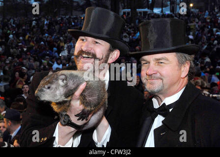 Feb 02, 2007; Punxsutawney, PA, Stati Uniti d'America; JOHN GRIFFITH E BEN HUGHES tenere PUNXSUTAWNEY PHIL il famoso marmotta per rendere la sua annuale prognostication meteo circa la fine dell'inverno. Phil non ha fatto vedere la sua ombra questo anno così ci sarà un inizio di primavera secondo il folklore tedesco. Credito obbligatori: Foto Stock