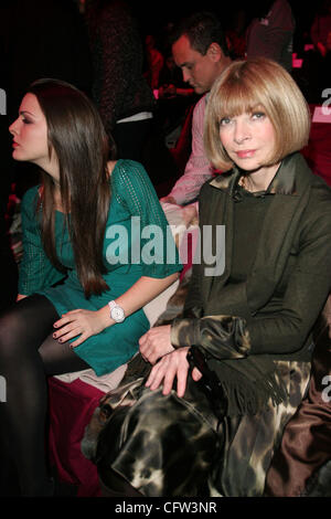 Anna Wintour e sua figlia Bee Schaffer Frontrow a tende a Diane von Furstenberg visualizza durante la Mercedes Benz Fashion Week autunno 2007 il 4 febbraio 2007 Foto Stock