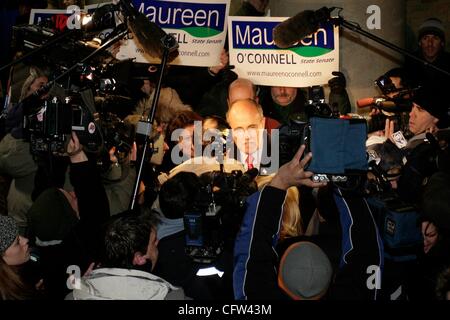Feb 05, 2007 - Floral Park , New York, Stati Uniti d'America - Rudy Giuliani campagne per O'Conell, di candidato repubblicano per il Senato dello Stato Long Island Rail Road (LIRR) stazione ferroviaria. (Credito Immagine: Â© Kirk Ciondyles/ZUMA Press) Foto Stock