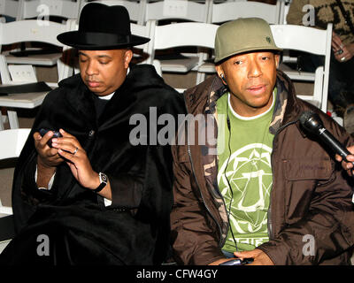 Feb 06, 2007; New York, NY, STATI UNITI D'AMERICA; RUSSELL SIMMONS (R) e fratello del reverendo RUN aka REV RUN aka JOSEPH SIMMONS, ex del rap trio Run DMC furono tra la prima fila gli ospiti al Temperley London pista mostrano il martedì. Donna moda progettato da Alice Temperely per l'Autunno/Inverno 07 stagione abbiamo Foto Stock