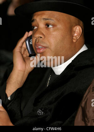 Feb 06, 2007; New York, NY, STATI UNITI D'AMERICA; il Reverendo RUN aka REV RUN aka JOSEPH SIMMONS, ex del rap trio Run DMC furono tra la prima fila gli ospiti al Temperley London pista mostrano il martedì. Donna moda progettato da Alice Temperely per l'Autunno/Inverno 07 stagione erano una parte della Mercedez Benz fashi Foto Stock