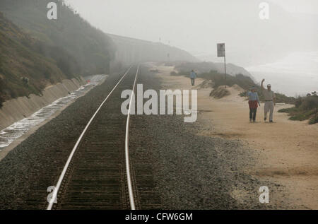 Febbraio 7, 2007, DEL MAR, CA, Stati Uniti d'America  , Walkers sventolato da un sentiero vicino ai brani sul Del Mar bluffs, come si vede dal treno a contropedale facendo una corsa tra Oceanside e il centro cittadino di San Diego, Febbraio 7.  Credito: foto di Dan Trevan/San Diego Union-Tribune/Zuma premere. copyright 2006 S Foto Stock