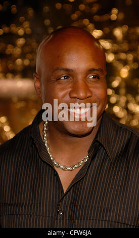 Feb 08, 2007 - Los Angeles, CA, Stati Uniti d'America - Barry Bonds arriva sul tappeto rosso per la premiere di 'NORBIT' al Mann Village Theatre. Foto Stock