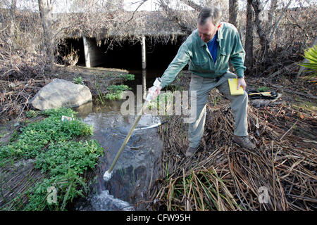 Febbraio 12th, 2007, Escondido, California, USA. DENNIS BROWN, un biologo con la città di San Diego il serbatoio e spartiacque reparto monitoraggio, utilizza un misuratore di flusso per misurare l'acqua corrente in Kit Carson Creek lunedì in Escondido, California.  Credito: foto di Eduardo Contreras/Sa Foto Stock