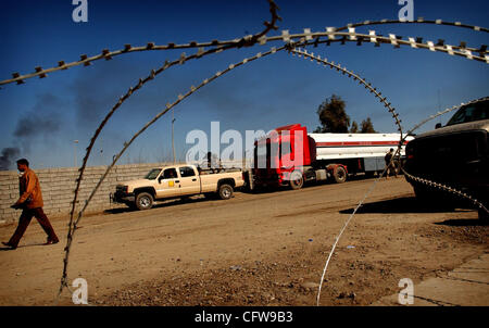 Feb 12, 2007 - Bayji, Salah ad Din, Iraq - un pick up camion che trasportava soldati, dal 4° iracheno di fanteria, attende per scortare i camion cisterna piena di carburante alle loro destinazioni come si prepara a lasciare il Bayji raffineria di petrolio. Paracadutisti dal 1° Battaglione, 505th Parachute Reggimento di Fanteria preventivo Foto Stock