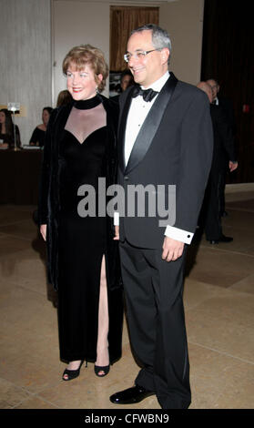 Feb 18, 2007; Los Angeles, CA, Stati Uniti d'America; JULIA SWEENEY E STEPHEN HIBBERT arrivando al 57th annuale di Ace Eddie Awards, onorando regista Quentin Tarantino, svoltasi presso il Beverly Hilton Hotel di Beverly Hills. Credito: Foto di Camilla Zenz/ZUMA premere. (©) Copyright 2007 by Camilla Zenz Foto Stock