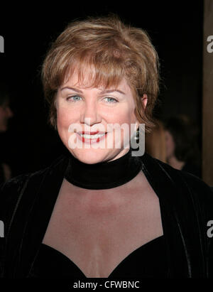 Feb 18, 2007; Los Angeles, CA, Stati Uniti d'America; JULIA SWEENEY arrivando al 57th annuale di Ace Eddie Awards, onorando regista Quentin Tarantino, svoltasi presso il Beverly Hilton Hotel di Beverly Hills. Credito: Foto di Camilla Zenz/ZUMA premere. (©) Copyright 2007 by Camilla Zenz Foto Stock