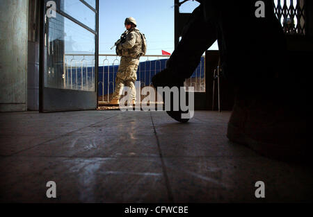 Feb 19, 2007 - Baghdad in Iraq - Spc. JOSHUA JORZ, dall'ottantaduesima Airborne Division, sta di guardia al di fuori di una clinica di Shiia dominato Rabi quartiere come altri paracadutisti di parlare con il personale. Il 82nd di seconda Brigata Team di combattimento è stato "spinto" a Baghdad il mese scorso come l Amministrazione Bush unvei Foto Stock