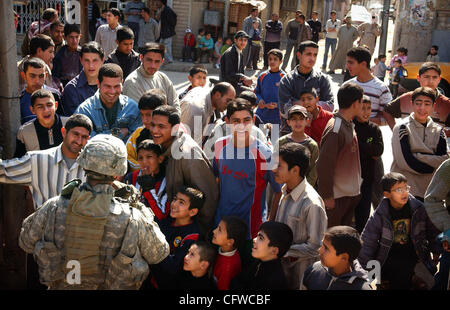 Feb 19, 2007 - Baghdad in Iraq - Sgt. NICHOLAS destino, dall'ottantaduesima Airborne Division, ottiene assaliti da bambini chiedendogli domande, mentre la guardia in un vicoletto come altri paracadutisti di effettuare una visita in una clinica di Shiia dominato Rabi quartiere. Il 82nd di seconda Brigata Team di combattimento è stato "sollecitare Foto Stock