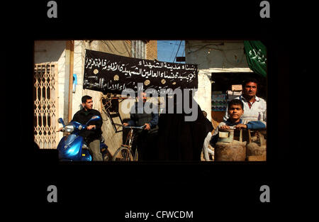 Feb 19, 2007 - Baghdad in Iraq - equitazione nel sedile posteriore di un Humvee guardare il paesaggio iracheno pass sembra simile a guardare la TV, come la forma della finestra o la sensazione che ho avuto una vera e propria connessione con ciò che stava succedendo sull'altro lato. Persone stare a guardare i paracadutisti dall'ottantaduesima aria Foto Stock