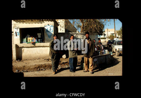 Feb 19, 2007 - Baghdad in Iraq - equitazione nel sedile posteriore di un Humvee guardare il paesaggio iracheno pass sembra simile a guardare la TV, come la forma della finestra o la sensazione che ho avuto una vera e propria connessione con ciò che stava succedendo sull'altro lato. Uomini iracheni guarda come i paracadutisti dall'ottantaduesima Airborn Foto Stock