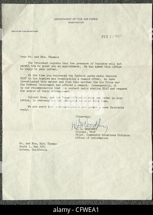 Feb 23, 2007; Carpinteria, CA, Stati Uniti d'America; una lettera dalla United States Air Force che Bob Morgan dice che consente di verificare che il 13 in metallo e in plastica dura e pezzi di ciò che Bob Morgan dice sono le ultime vestigia di Sputnik I, il primo uomo fatto oggetto in orbita attorno alla terra. Per oltre 50 anni il Sig. Morgan ha mantenuto Foto Stock