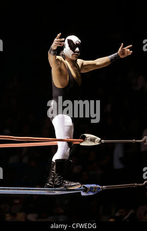 Febbraio 23, 2007, Tijuana, Baja California, Messico a Lucha Libre pro wrestling in corrispondenza della città Auditorio Municipale di un lottatore saluta la folla prima del suo match Credito: foto di Charlie Neuman/San Diego Union-Tribune/Zuma premere. copyright 2007 San Diego Union-Tribune Foto Stock