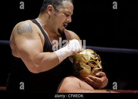 Febbraio 23, 2007, Tijuana, Baja California, Messico a Lucha Libre pro wrestling in corrispondenza della città Auditorio Municipale di un lottatore ha il suo avversario mascherato dal capo mandatory Credit: Foto di Charlie Neuman/San Diego Union-Tribune/Zuma premere. copyright 2007 San Diego Union-Tribune Foto Stock