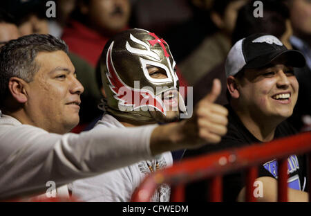 Febbraio 23, 2007, Tijuana, Baja California, Messico Amici, LtoR: ANGEL CORDERO, PEDRO BERUMEN, e Oscar MARTINEZ allegria durante l'azione a Venerdì notte Lucha Libre pro wrestling in corrispondenza della città Auditorio Municipal mandatory Credit: Foto di Charlie Neuman/San Diego Union-Tribune/Zuma premere. copyri Foto Stock