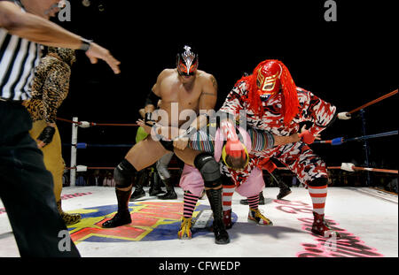 Febbraio 23, 2007, Tijuana, Baja California, Messico Caos redini nell'anello durante la notte di venerdì Lucha Libre pro wrestling in corrispondenza della città Auditorio Municipal mandatory Credit: Foto di Charlie Neuman/San Diego Union-Tribune/Zuma premere. copyright 2007 San Diego Union-Tribune Foto Stock