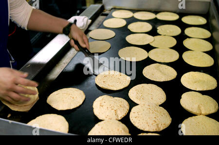 Febbraio 23, 2007, Tijuana, Baja California, Messico un venerdì sera tardi a popolari Tacos Salceados in La Mesa quartiere reso fresco tacos cuocere sulla griglia mandatory Credit: Foto di Charlie Neuman/San Diego Union-Tribune/Zuma premere. copyright 2007 San Diego Union-Tribune Foto Stock