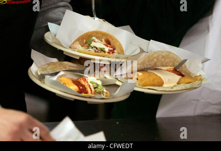 Febbraio 23, 2007, Tijuana, Baja California, Messico vista in dettaglio di tacos circa per essere servito realizzata con ingredienti esteso a popolari Tacos Salceados in La Mesa neightborhood mandatory Credit: Foto di Charlie Neuman/San Diego Union-Tribune/Zuma premere. copyright 2007 San Diego Union-Tribune Foto Stock