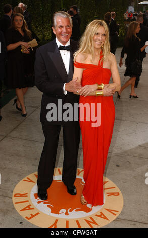 Feb 25, 2007 - West Hollywood, CA, Stati Uniti d'America - George Hamilton e ALANA STEWART arriva per il Vanity Fair Cena e dopo essere partito a Mortons celebra la 79th Academy Awards. (Credito Immagine: © ricca Schmitt/ZUMA Press) Foto Stock