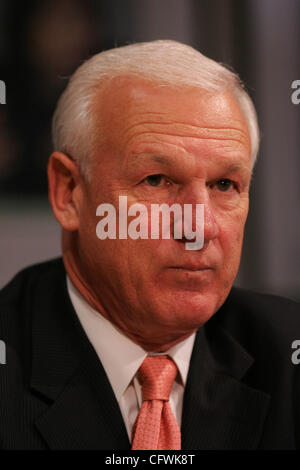 Esclusiva Febbraio 28, 2007 San Diego California USA  San Diego County Supervisor Ron Roberts indirizzo è il San Diego Union-Editorial scheda sul lungomare di un Master Plan per la Baia di San Diego.  Credito: foto di John R. McCutchen/San Diego Union-Tribune/Zuma premere. Copyright 2007 San Diego Union- Foto Stock