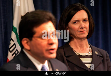 Febbraio 28, 2007, San Diego, California, Stati Uniti d'America  Attorney General Alberto R. GONZALES ha annunciato che $45 milioni in contanti e 18 tonnellate di droga sono state sequestrate in 'Operazione Imperial Imperatore.' a lungo termine inchiesta in un messicano il traffico di droga organizzazione con Stati Uniti-basato su celle di distribuzione del risultato Foto Stock