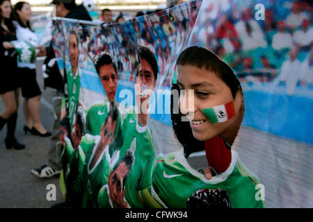 Febbraio 28, 2007, San Diego, California, USA. DANIEL MARTINEZ, 9, pposes ad avere la sua foto scattata in un murale messicano soccer team martedì sera a 'Futbol Fiesta' in Qualcomm parcheggio prima della partita di calcio tra il Messico e il Venezuela. I fan hanno partecipato al mini soccer ga Foto Stock