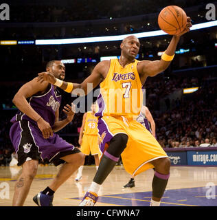 Mar 03, 2007 - Los Angeles, CA, Stati Uniti d'America - Los Angeles Lakers' Lamar Odom salva la palla sulla linea di base durante la seconda metà del loro gioco allo STAPLES Center di Los Angeles, California. I Sacramento Kings ha vinto 116-108. (Credito Immagine: © Armando Arorizo/ZUMA Press) Foto Stock