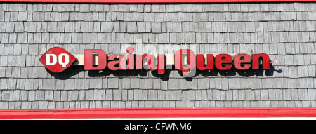Mar 04, 2007 - Huntington Beach, CA, Stati Uniti d'America - Dairy Queen è una gelateria e un ristorante fast-food franchise negli Stati Uniti e in Canada che è stata fondata nel 1940. Con 5.700 ristoranti in 22 paesi nel 2005, il Dairy Queen è uno dei più grandi franchising nel mondo. Molto del suo inizio gr Foto Stock