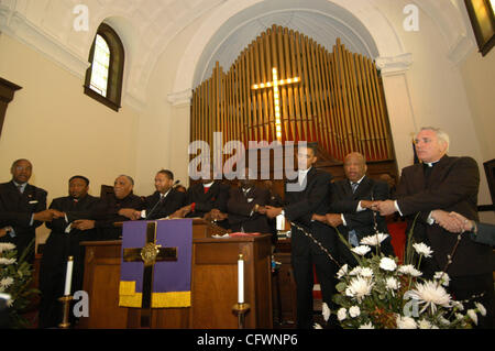 Clinton e Obama commemorare la storica Selma Marzo Selma, AL - MARZO 04: candidato presidenziale democratico Illinois il senatore Barack Obama tiene per mano con altri leader e canta "Vinceremo" durante il servizio in chiesa presso la storica cappella marrone africano Episcopale Metodista chiesa domenica mattina Foto Stock