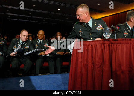 Mar 05, 2007 - Washington, DC, Stati Uniti d'America - Lt. Generale KEVIN KILEY testimonia a un'udienza per la cura dei soldati feriti a Walter Reed MILITARI ESERCITO Medical Center di Washington DC. KILEY è la US Army Chirurgo generale e un ex comandante di Walter Reed. (Credito Immagine: © Mark Murrmann/ZUMA Press) Foto Stock