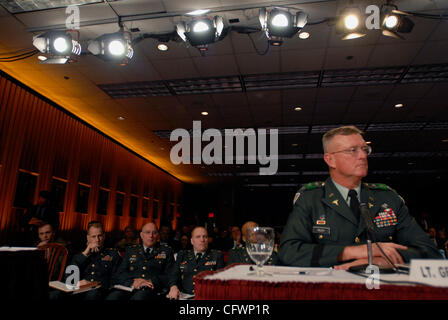 Mar 05, 2007 - Washington, DC, Stati Uniti d'America - Lt. Generale KEVIN KILEY testimonia a un'udienza per la cura dei soldati feriti a Walter Reed MILITARI ESERCITO Medical Center di Washington DC. KILEY è la US Army Chirurgo generale e un ex comandante di Walter Reed. (Credito Immagine: © Mark Murrmann/ZUMA Press) Foto Stock