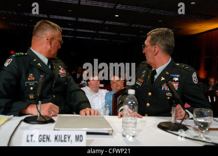 Mar 05, 2007 - Washington, DC, Stati Uniti d'America - ad una audizione congressuale indagando le condizioni a Walter Reed Army Medical Center, Lt. Generale KEVIN KILEY e il Mag. Generale GEORGE WEIGHTMAN (R) scusa a Annette e SPC WENDELL MCLEOD per il pessimo trattamento che hanno ricevuto presso l'ospedale. Il McLeods sono Foto Stock