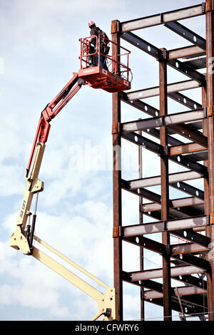 Mar 07, 2007 - Oakland, CA, Stati Uniti d'America - nuova tecnologia di costruzione viene utilizzata a livello di costruzione sul sito Jefferson Street a Oakland, in California, mercoledì 7 marzo 2007. (Credito Immagine: © Diana Diroy/Oakland Tribune/ZUMA Premere) Restrizioni: USA diritti tabloid fuori! Foto Stock