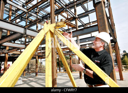 Mar 07, 2007 - Oakland, CA, Stati Uniti d'America - BOB SIMMONS, il Chief Technical Officer e Presidente di ConXTech, parla della nuova tecnologia costruttiva utilizzata sul sito di costruzione sulla Jefferson Street a Oakland, in California, mercoledì 7 marzo 2007. (Credito Immagine: © Diana Diroy/Oakland Tribune/ZUMA Foto Stock