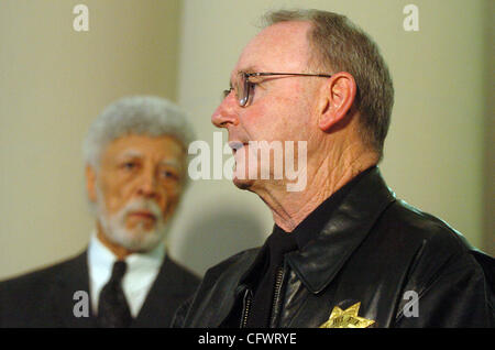 Mar 07, 2007 - Oakland, CA, Stati Uniti d'America - Sindaco di Oakland RON DELLUMS ascolta Oakland capo di polizia di WAYNE TUCKER indirizzo media durante una conferenza stampa a Oakland City Hall annuncia piani per ridurre la criminalità e la creazione di comunità vitali di polizia. (Credito Immagine: © Sean Connelley/Oakland Tribune/ZUMA Press) Foto Stock