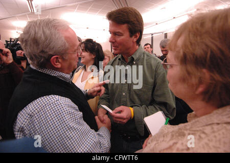 Presidenziale democratica, promettente ex Senatore John Edwards risponde a una domanda al termine di un incontro di città dove egli ha delineato i suoi piani per un rinnovamento della assistenza sanitaria e assicurazione venerdì 9 marzo 2007 in Council Bluffs, Iowa. Edwards è su una due giorni di oscillazione della campagna attraverso rural Iowa introduzione Foto Stock