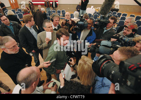 Presidenziale democratica, promettente ex Senatore John Edwards risposte reporters questione dopo aver delineato i suoi piani per un rinnovamento della assistenza sanitaria e assicurazione su Venerdì, 9 marzo 2007 presso un centro senior in Council Bluffs, Iowa. Edwards è su una due giorni di oscillazione della campagna attraverso rural Iowa introducendo il suo Foto Stock