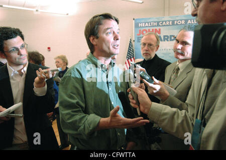 Presidenziale democratica, promettente ex Senatore John Edwards risponde alle domande dei giornalisti dopo aver delineato i suoi piani per un rinnovamento della assistenza sanitaria e assicurazione su Venerdì, 9 marzo 2007 presso un centro senior in Council Bluffs, Iowa. Edwards è su una due giorni di oscillazione della campagna attraverso rural Iowa introducendo il suo Foto Stock