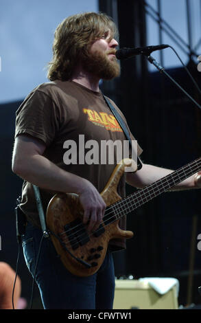 Mar 9, 2007; Sunrise, FL. Stati Uniti d'America; bassista chitarrista ROB DERHAK della banda MOE. esegue come parte del quinto annuale Langerado Music Festival che ha avuto luogo a Markham Park si trova a Alba. Credito: Foto di Jason Moore. (©) Copyright 2007 da Jason Moore Foto Stock