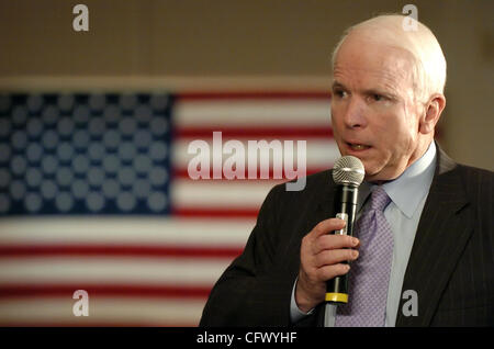 Speranzoso presidenziale John McCain, R-Ariz., dà il via ad una tre giorni di campagna bus tour parlando a un municipio riunione di mercoledì, 14 marzo 2007, in Alton, Iowa. McCain si recherà in visita a Ames, Des Moines Mason City e Cedar Falls, Iowa su questa ultima campagna di oscillare attraverso primi caucus membro. C Foto Stock