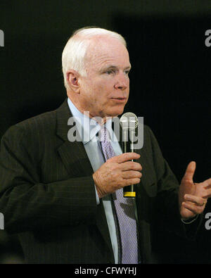 Speranzoso presidenziale John McCain, R-Ariz., dà il via ad una tre giorni di campagna bus tour parlando a un municipio riunione di mercoledì, 14 marzo 2007, in Alton, Iowa. McCain si recherà in visita a Ames, Des Moines Mason City e Cedar Falls, Iowa su questa ultima campagna di oscillare attraverso primi caucus membro. C Foto Stock