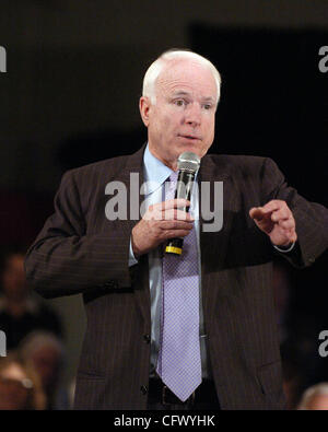 Speranzoso presidenziale John McCain, R-Ariz., dà il via ad una tre giorni di campagna bus tour parlando a un municipio riunione di mercoledì, 14 marzo 2007, in Alton, Iowa. McCain si recherà in visita a Ames, Des Moines Mason City e Cedar Falls, Iowa su questa ultima campagna di oscillare attraverso primi caucus membro. C Foto Stock